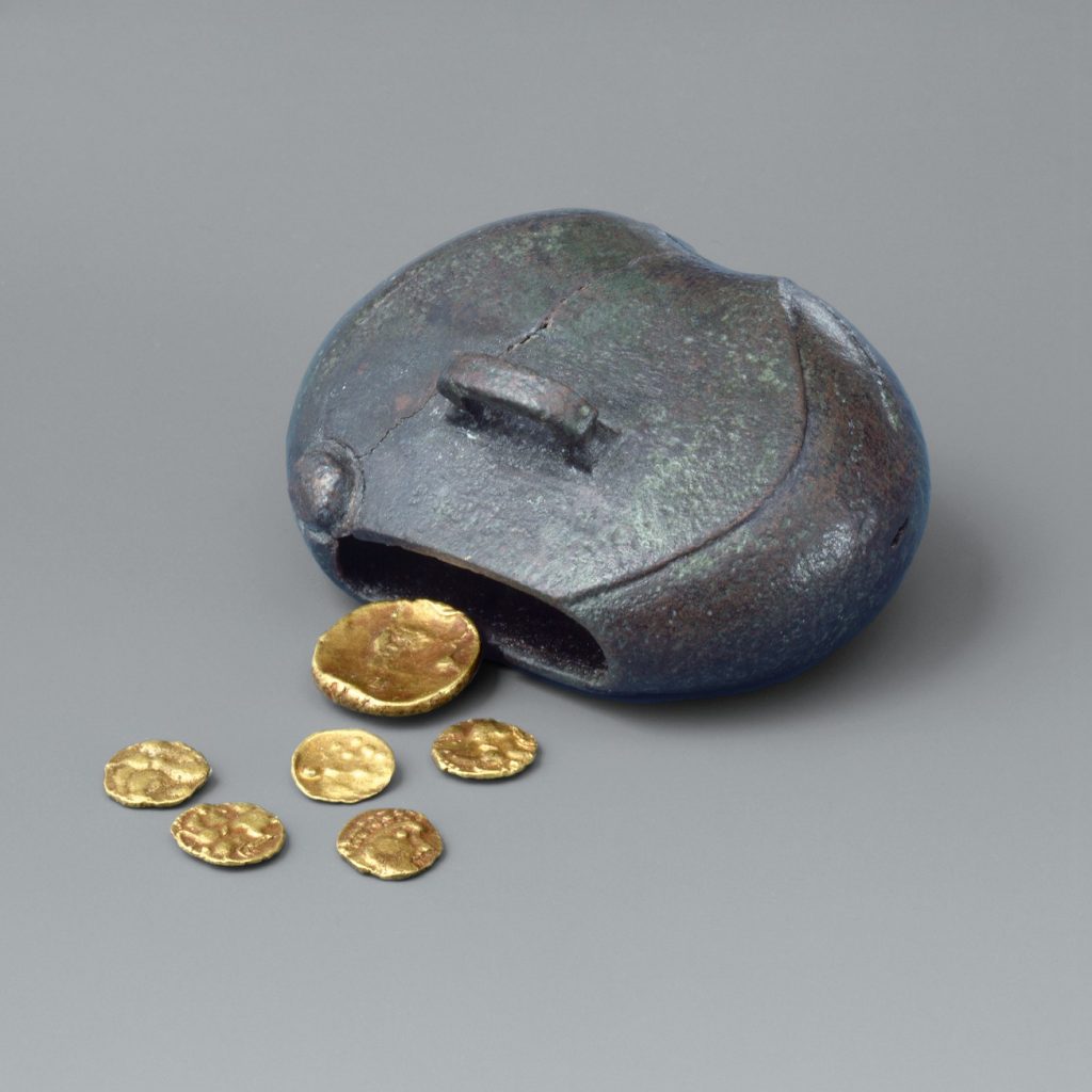 Die Kelten betrieben schon Geldwirtschaft in den letzten Jahrhunderten vor Christus bevor die Römer Westeuropa erorberten, davon zeugt diese Geldbörse aus Metall mit 6 Goldmünzen.