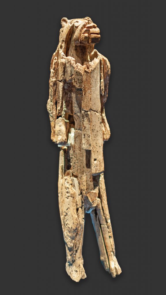 Figur eines Menschen mit Löwenkopf, ca. 40.000 Jahre alt, aus Elfenbein, eines der ältesten Kunstwerke der Menschheit