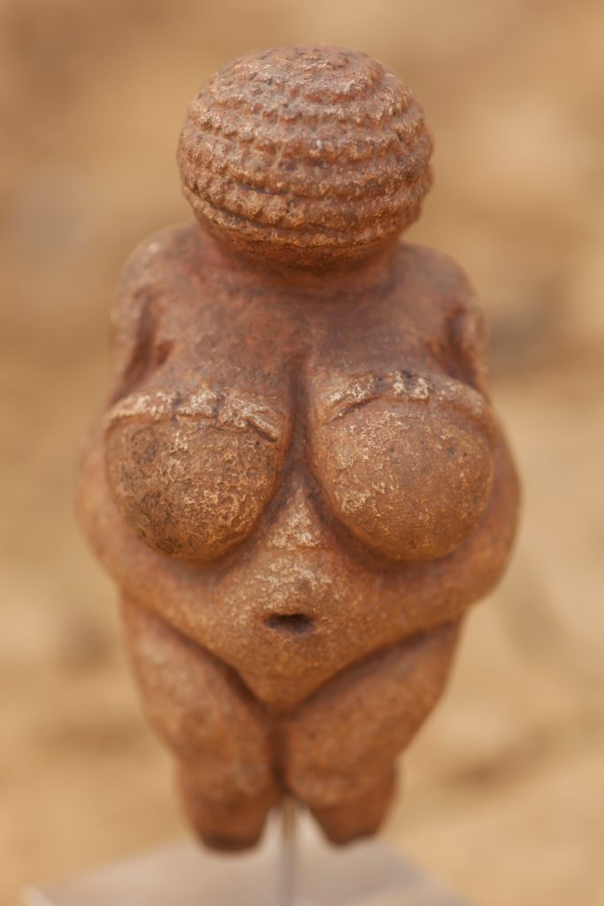 Berühmte Frauenskulptur der Steinzeit: Das 29.500 Jahre alte Kunstwerk aus Kalkstein stellt eine nackte dickbäuchige Frau ohne Gesichtszüge dar.