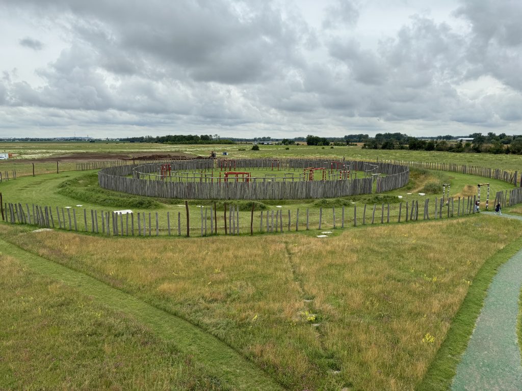 Das Ringheiligtum Pömmelte hat einen Durchmesser von 115 Metern. In 7 Ringen aus Palisaden, Gräben und Wällen umkreist es eine Innenfläche, die in der beginnenden Bronzezeit als Kultort diente.