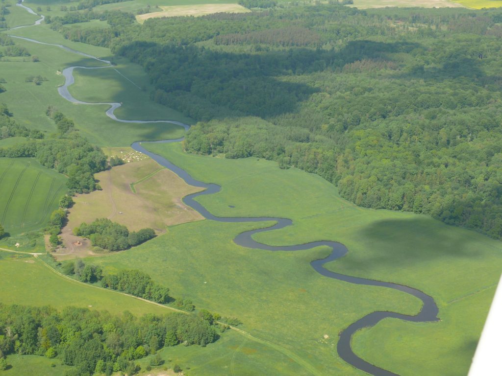 Luftbild des Tollensetals in Mecklenburg-Vorpommern. Zur Bronzezeit Schauplatz einer Schlacht mit vielen Toten.