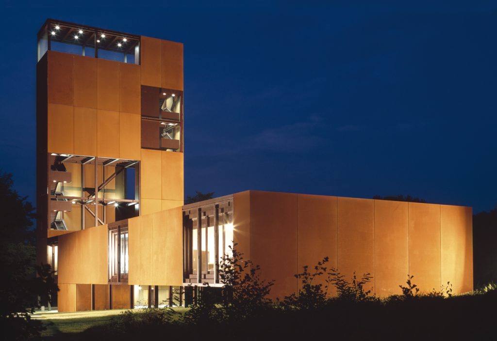 Das Museumsgebäude in Kalkriese bei Osnabrück, dem Ort der Varusschlacht. Neben dem Flachbau ragt ein begehbarer Turm in die Höhe, von dessen Aussichtsplattform hat man einen Rundumblick auf das ehemalige Schlachtfeld.