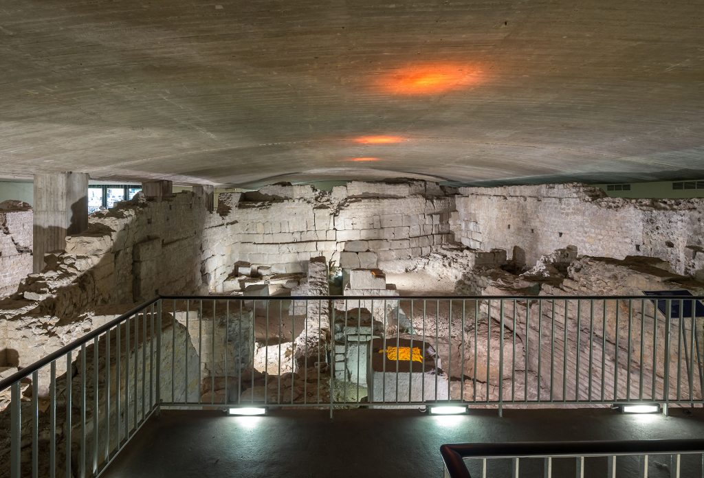 Unterirdische Präsentation einer Ausgrabung in Köln: Das Praeterium, die Reste des römischen Stadthalterpalastes: Antike Fundamente und Mauern des Nordsaales lassen die Dimension des Bauwerkes der Römerzeit in Köln erahnen.