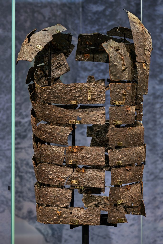 Der einzige original erhaltene Schienenpanzer eines römischen Soldaten. Wahrscheinlich über 2000 Jahre alt. Ausgegraben in Kalkriese bei Osnabrück.
