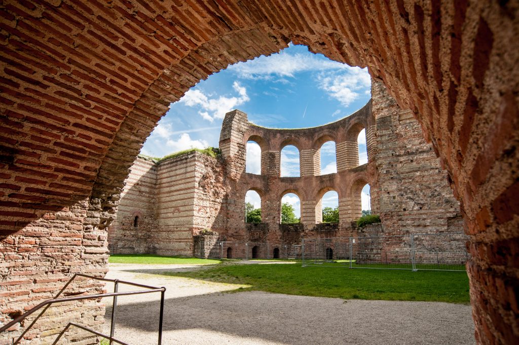 Römische Badanlage, Trier Ein Blick auf die monumentale Schönheit der Fensterarkaden der Kaiserthermen genügt, und schon weiß man: Wer hier einst in den Becken des Heißwasserbades lag, der wusste zu leben. Um bloße Körperreinigung ging es beim Badevergnügen der Kaiserzeit schon längst nicht mehr. Es ging um otium, um die Muße. Und die hatte man in den Thermen reichlich.