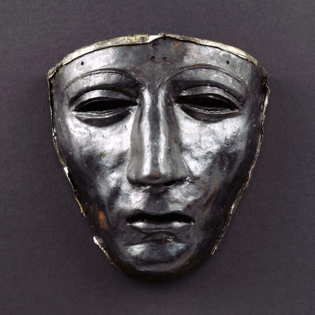 Eine Schutzmaske aus Metall in Form eines Gesichts. Sie wurde von römischen Reitern getragen. Dieses Original wurde in Kalkriese ausgegraben dem mutmaßlichen Ort der Varusschlacht.