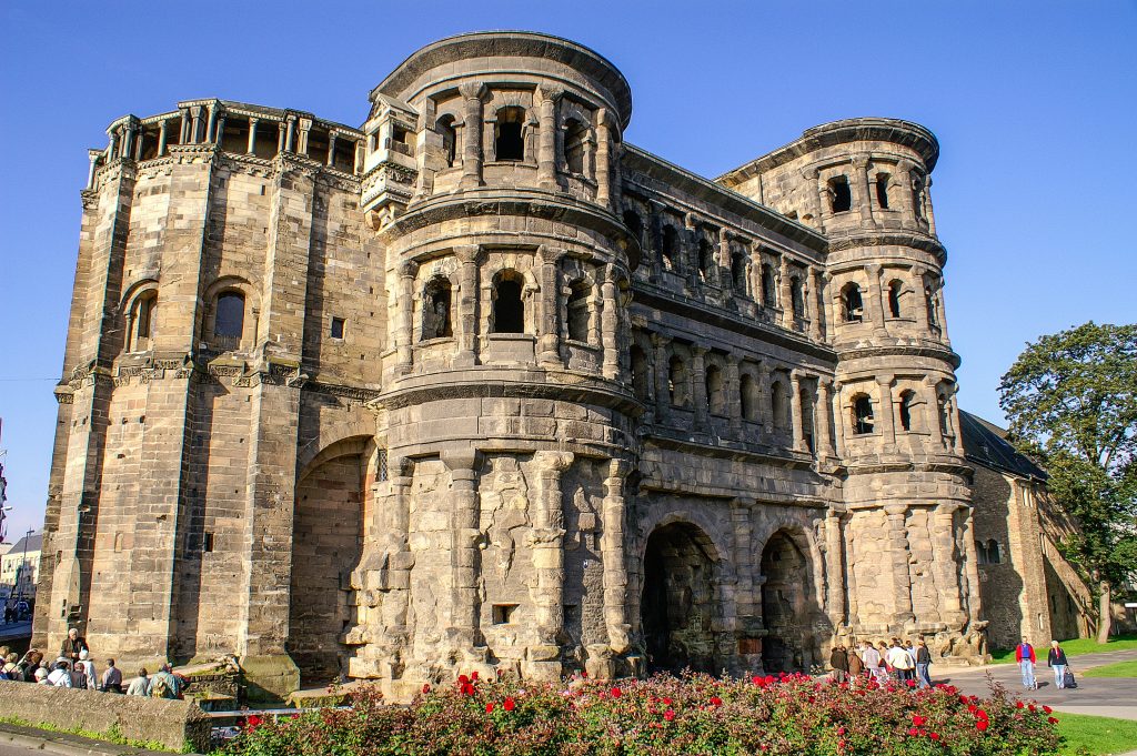Die Porta Nigra ein Römisches Stadttor von Trier aus der Zeit 170 nach Chr. Als die Römer den Grundstein für die Porta Nigra legten, konnten sie kaum ihre Erfolgsgeschichte ahnen. Schließlich war das Stadttor damals nur eines von vieren in Trier – und von vielen im gesamten Römischen Reich. Heute, rund 1850 Jahre später, ist das „Schwarze Tor“ das besterhaltene römische Stadttor nördlich der Alpen und DIE Sehenswürdigkeit, wenn es um die römische Herrschaft in den Gebieten des heutigen Deutschland geht.