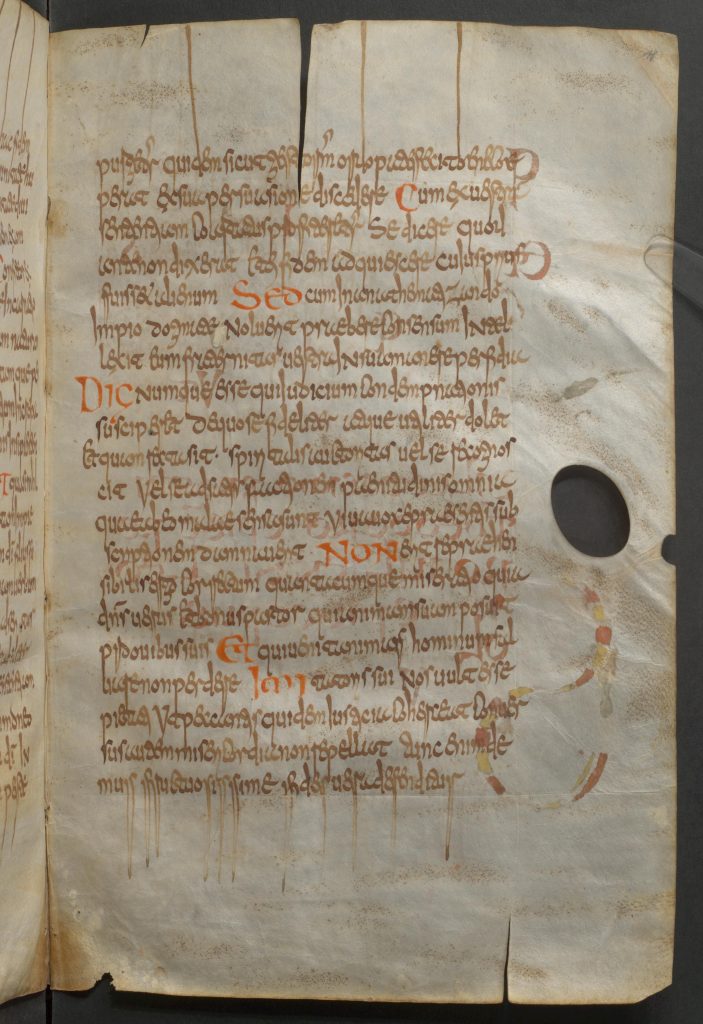 Eine Seite aus dem originalen Ragyndrudis Codex, den Bonifatius mutmaßlich in der Abwehr gegen einen Schwertangriff eines Friesens hochgehalten hat. Am oberne Rand sind deutliche Einschnitte in das Pergament zu erkennen.