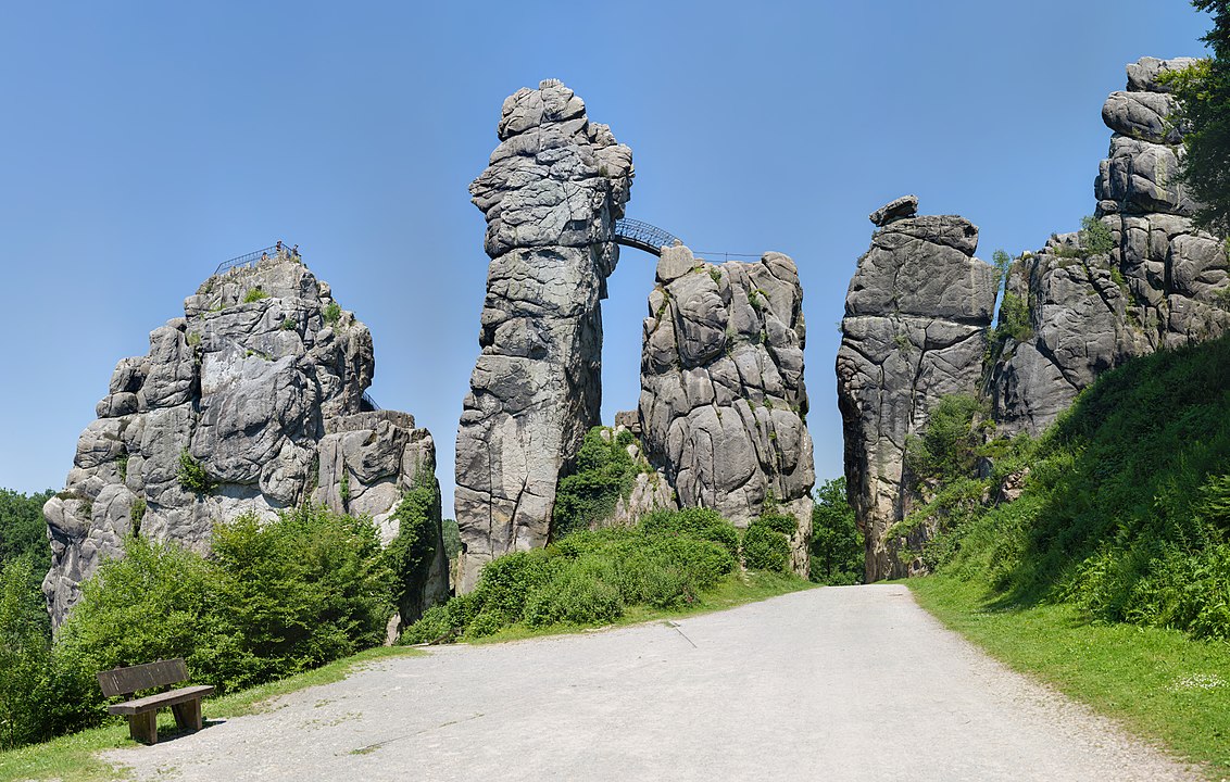 5 steil aufragende Sandsteinfelsen nebeneinander, die wie Finger 40 Meter hoch in der Landschafts stehen. Das sind die Externsteine im Teutoburger Wald