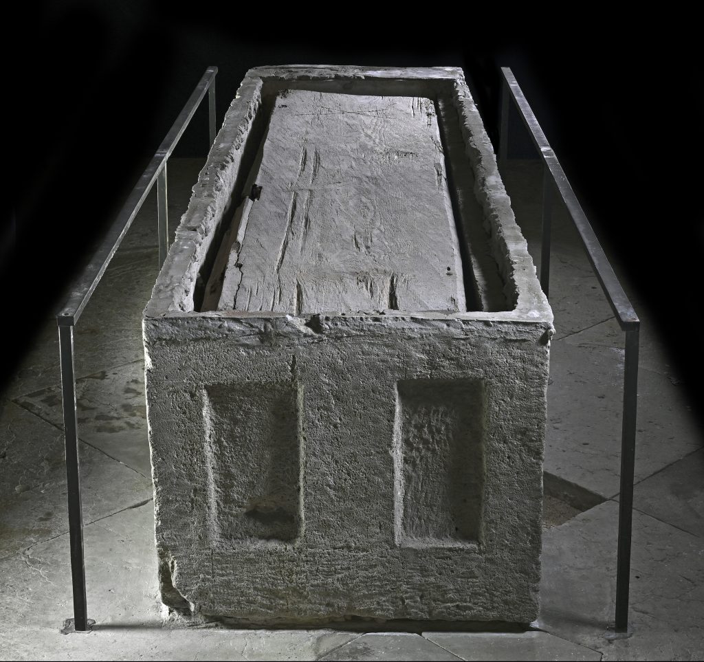 Schwarzweißbild vom geöffneten Sargkophag von Otto dem Großen im Magdeburger Dom. Man sieht den geschlossenen Holzsarg des ersten deutsch römischen Kaisers darin.