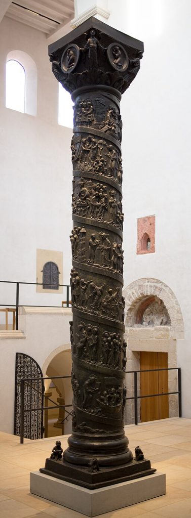 3,80 Meter hohe Säule aus Bronze, die spiralförmig 28 Szenen aus dem Leben Jesus Christi zeigt. Sie ist über 1000 Jahre alt und steht im Hildesheimer Dom.