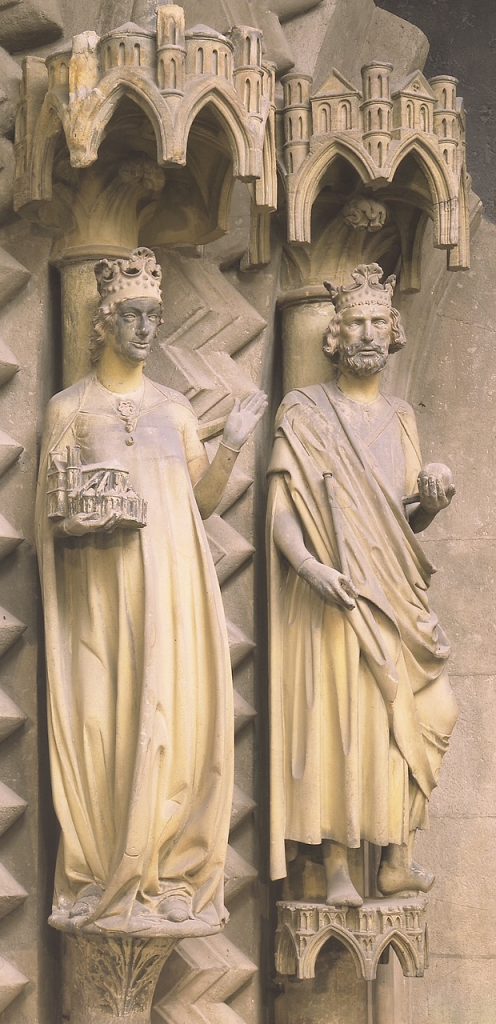 Gotische Steinfiguren am Portal des Bamberger Doms. Sie zeigen Heinrich II. mit der Weltkugel in der Hand und Kunigunde, die die Kirche auf ihrem rechten Arm trägt.