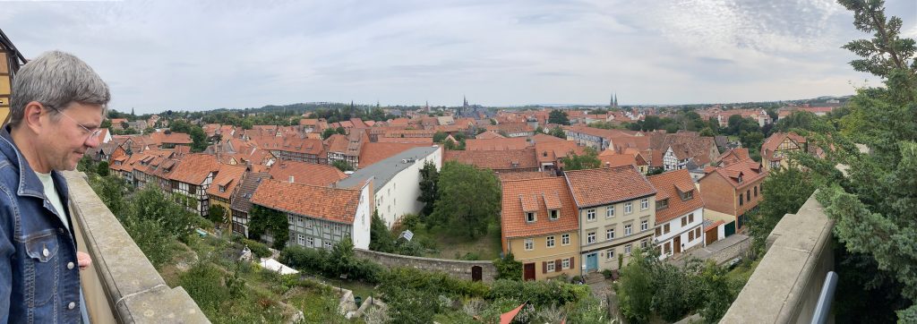 Der Blick vom Stiftsberg auf die vielen Fachwerkhäuser der Quedlinburger Altstadt.