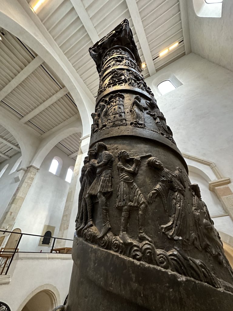 3,80 Meter hohe Säule aus Bronze, die spiralförmig 28 Szenen aus dem Leben Jesus Christi zeigt. Sie ist über 1000 Jahre alt und steht im Hildesheimer Dom.