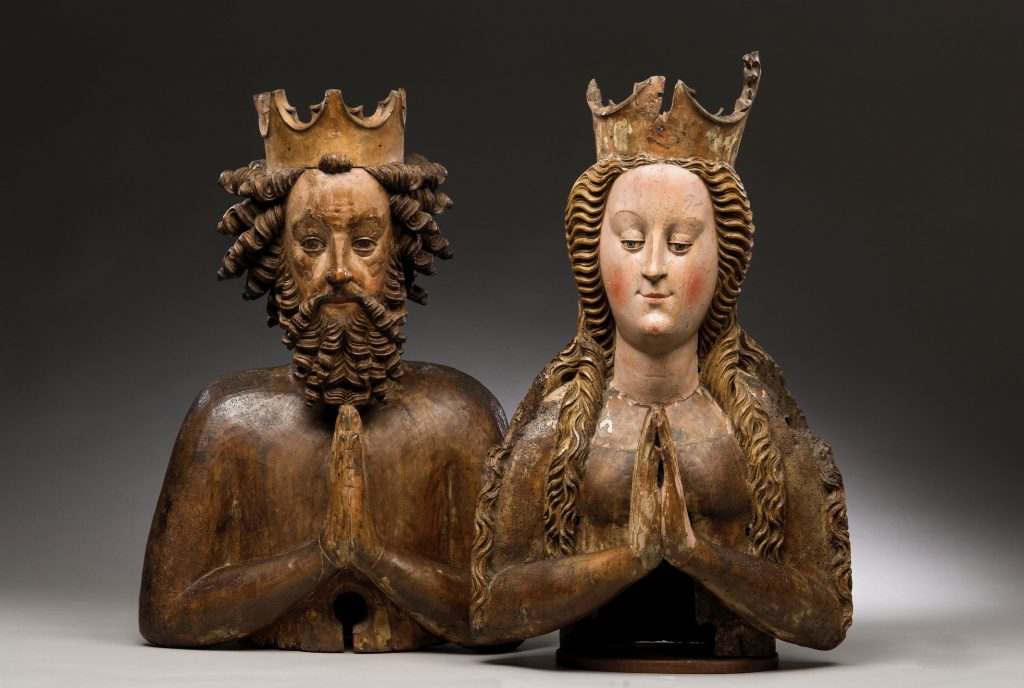 Zwei Holzbüsten, die die Oberkörper von Kaiserin Kunigunde und ihrem Mann Heinrich II. Es handelt sich um mittelalterliche Schnitzwerke. Sie enthalten Reliquien des Kaiserpaars.