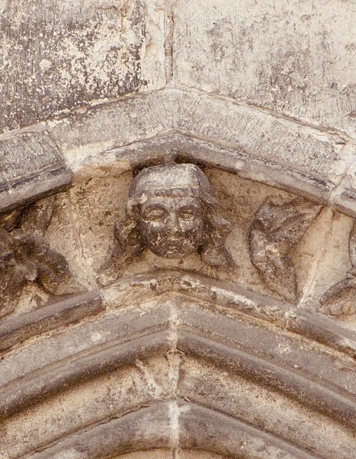 Im Scheitel des Mittelfensters der Achskapelle ist ein Kopf angebracht, der möglicherweise den ersten Dombaumeister Gerhard (1248 bis vor 1271) darstellt.